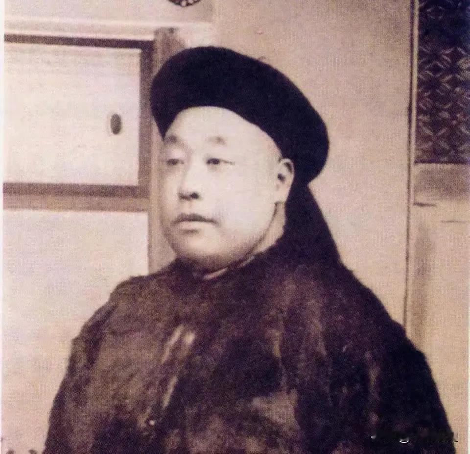 1905年，铁良调任户部尚书，心中对袁世凯把持军权的不满如同春雷乍响，轰然震动了