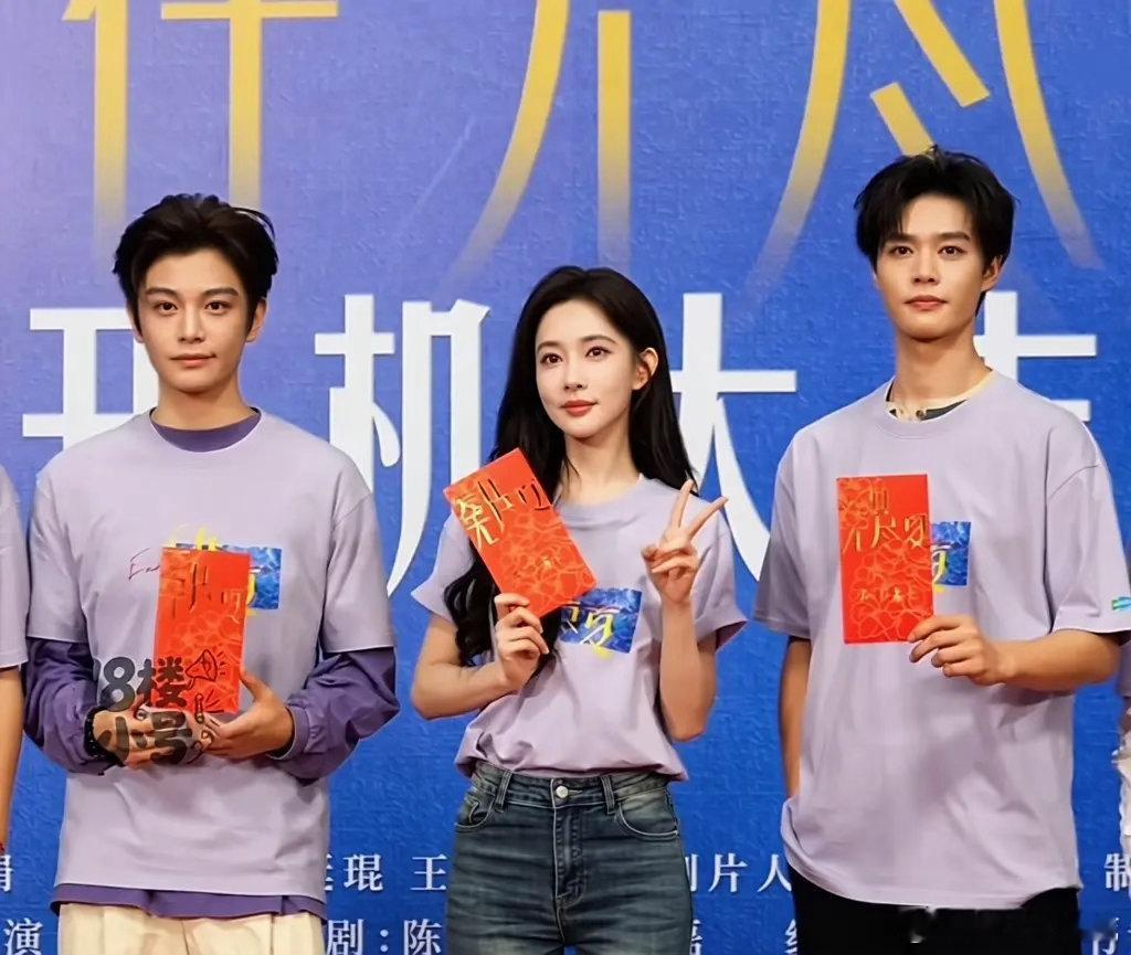丁禹兮孟子义《无尽夏》开机大合照，来看看男主丁禹兮和男二柯淳谁赢了？感觉男女主很