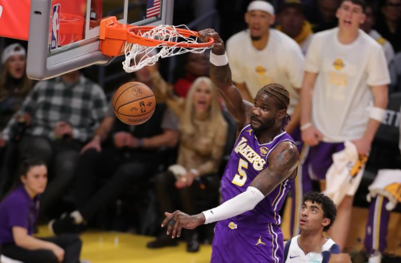 今日，湖人中锋艾顿在训练后接受了采访。艾顿因左肘酸痛连续缺席了过去两场比赛。他将