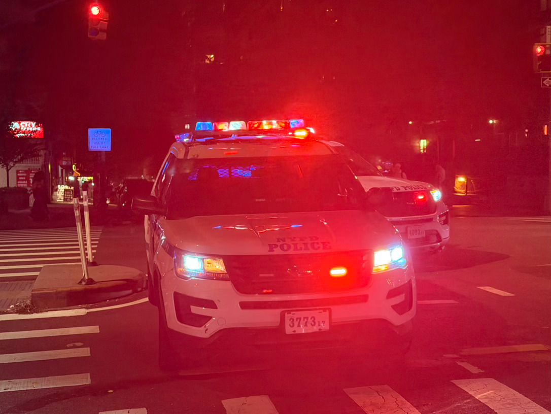 刚才下楼买东西，看见街角一辆装饰得五光十色的人力三轮车停在路边，司机和乘客正在未
