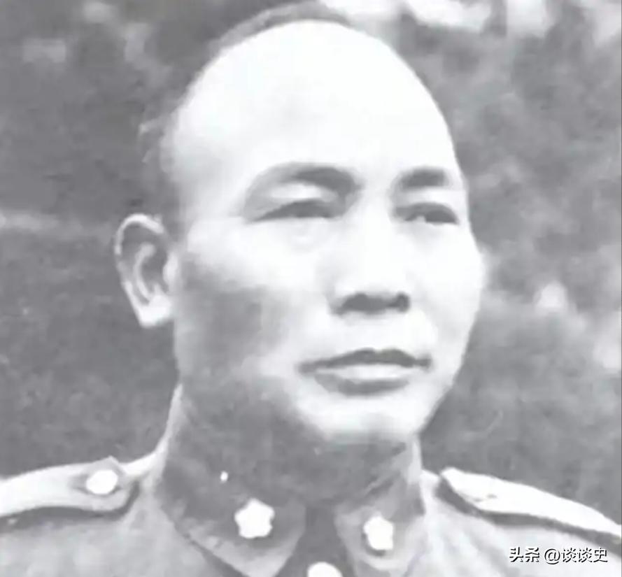 1948 年襄樊战役，解放军战士在杨家祠堂坑道尸堆里揪出满身血污、装死躲藏的国民