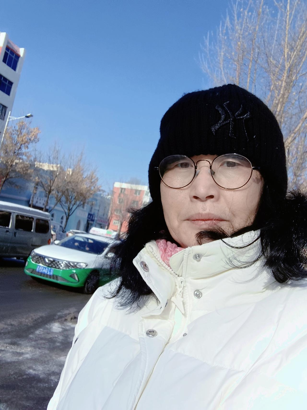 我这位57岁大姐在寒冷的街上自拍呢，自我感觉还不算太老吧。退休姐自拍 老阿姨旅行