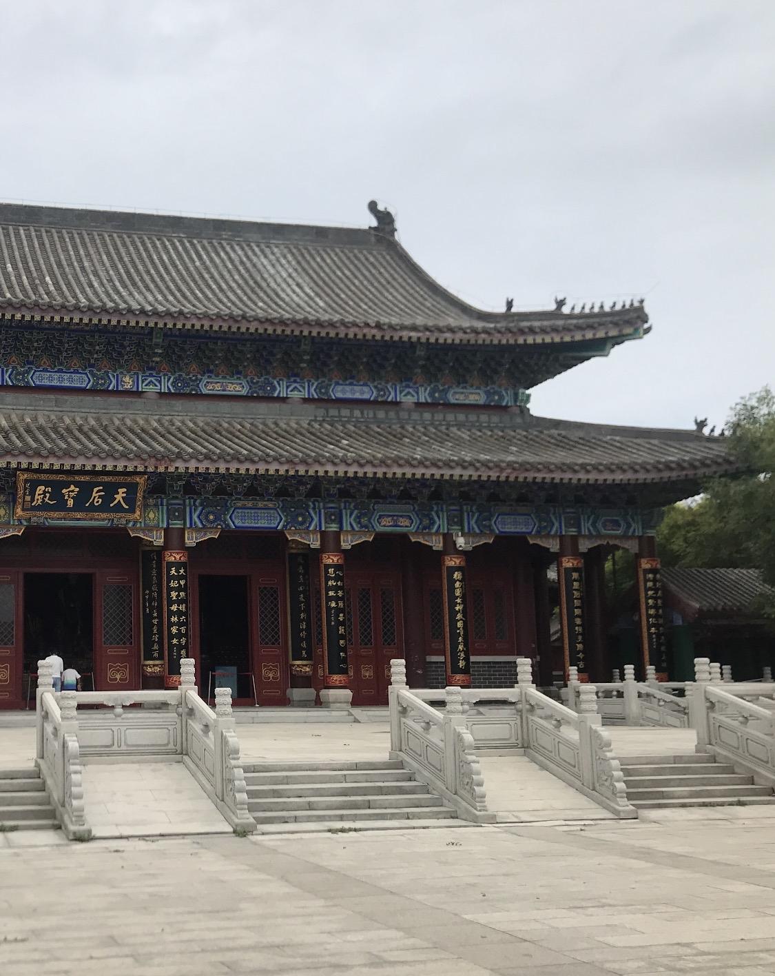 天津滨海新区妈祖文化公园，实乃打卡出片的宝藏之所！先穿过沿海东堤公园，便能看到目