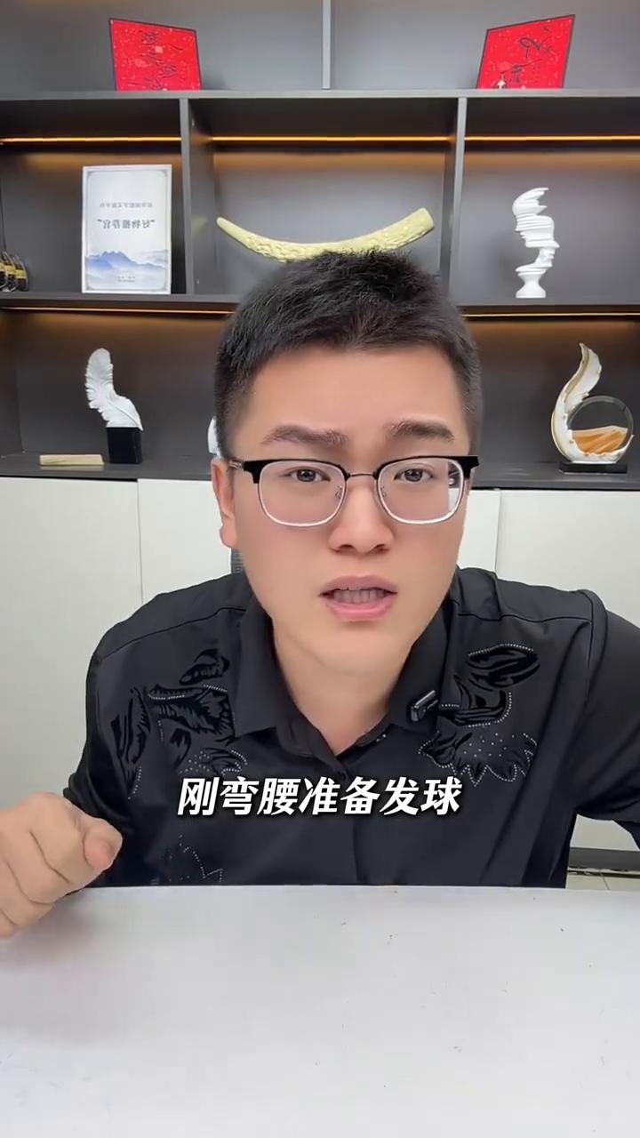 一个穿着一百九十八块卫衣的女孩给灾区捐了整整六百万，结果在赛场上被自己人给骂哭了