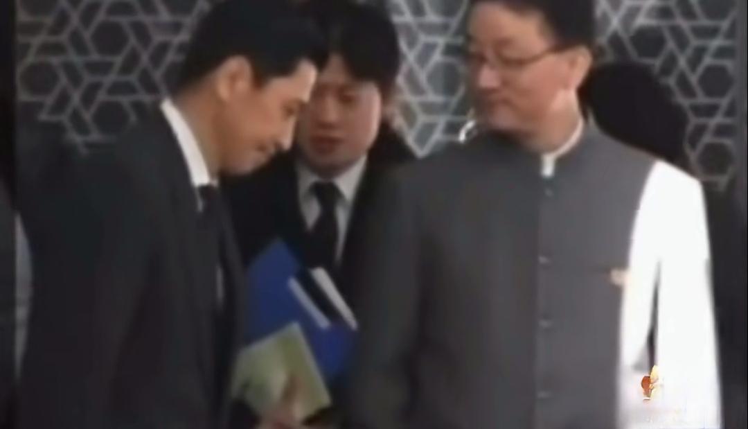 玻璃心！关于昨天媒体所发布的“插口袋视频”，日本向中方提出抗议。他们的主要想法是