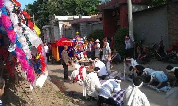 山西的丧葬习俗真的让人一言难尽，我去过那么多地方，真的没见过这样的。
大操大办十