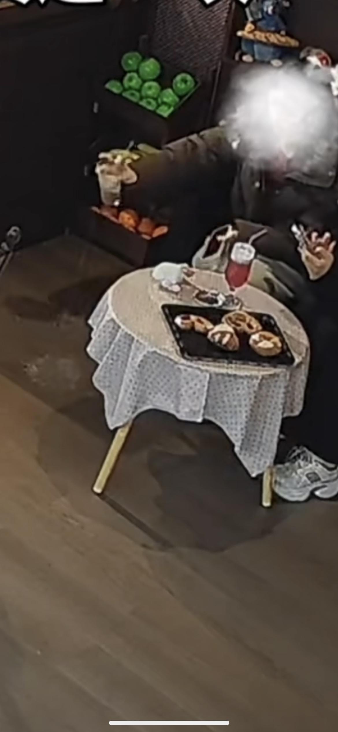 3月15日，女子进店要抽烟被老板拒绝，又称有7000多粉丝可以帮忙宣传老板再次拒