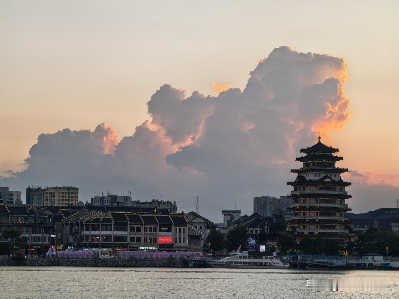 发现惠州宝藏遛娃地，夕阳好美，人还不多~东江公园值得打卡！！趁着太阳还没下山，赶