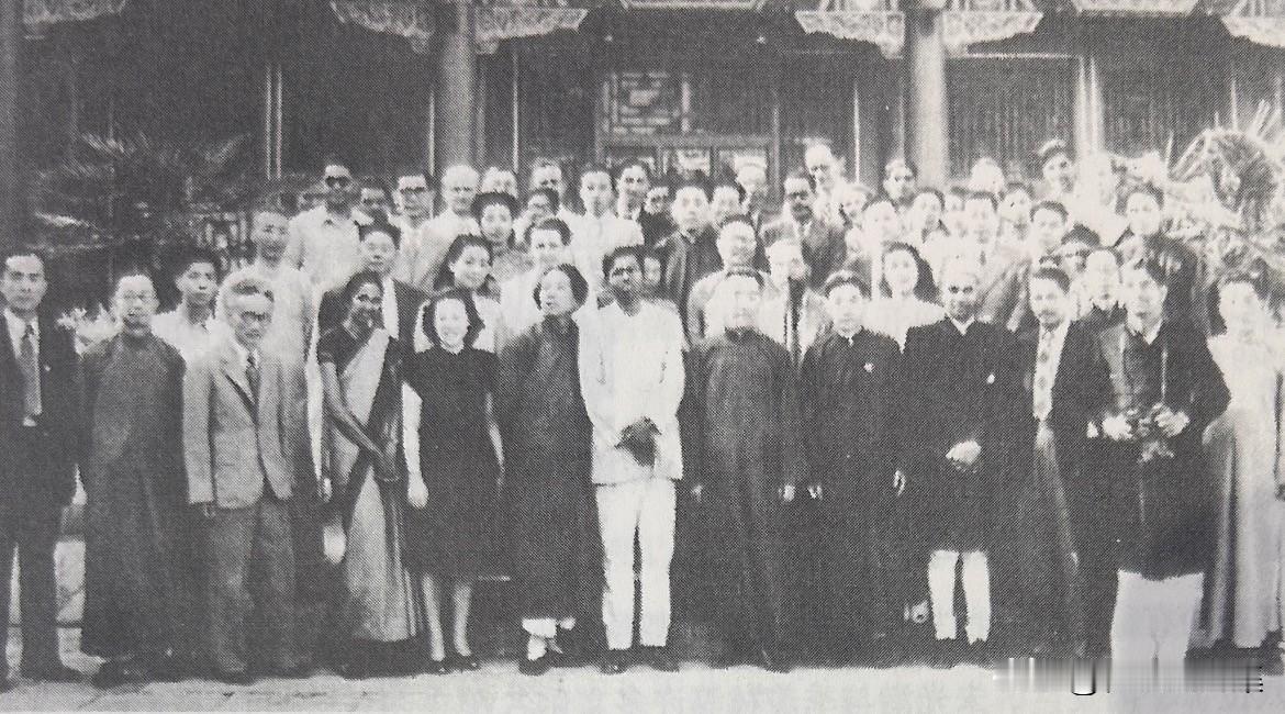 1948年6月4日，徐悲鸿（前排左起第九位）、胡适（前排左起第八位）与出席“中印