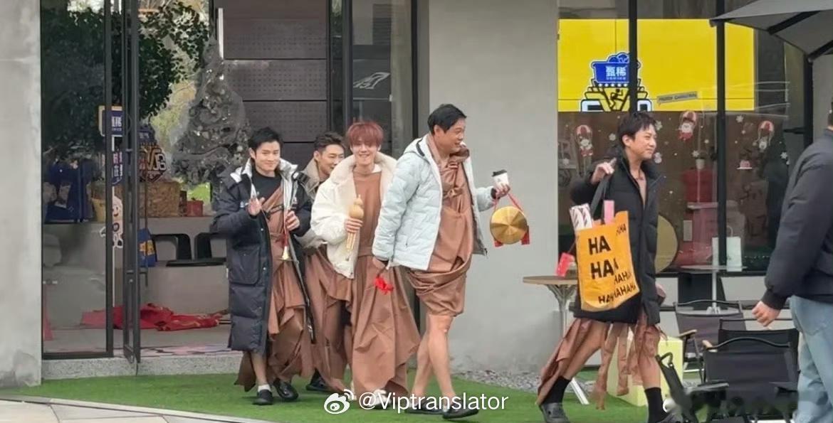 关晓彤 鹿晗就是分手了。但是两个人也不官宣。可能觉得官宣没必要，也可能觉得不官宣