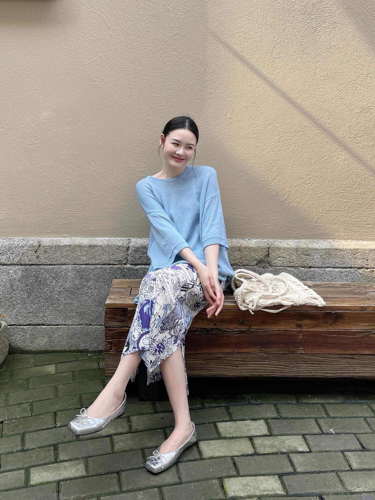 优雅又温柔的蓝色系穿搭，超美！
宽松雾蓝针织衫慵懒松弛，搭配紫调印花半裙，配色清