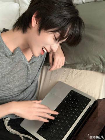 王橹杰开售一分钟销售额800万王橹杰开售瞬间再掀热度狂潮，一分钟狂揽800万销售