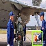 拿纸巾擦拭歼-20？美军看完目瞪口呆，答案就在1丝米隐身涂层上
长春航空展上的一