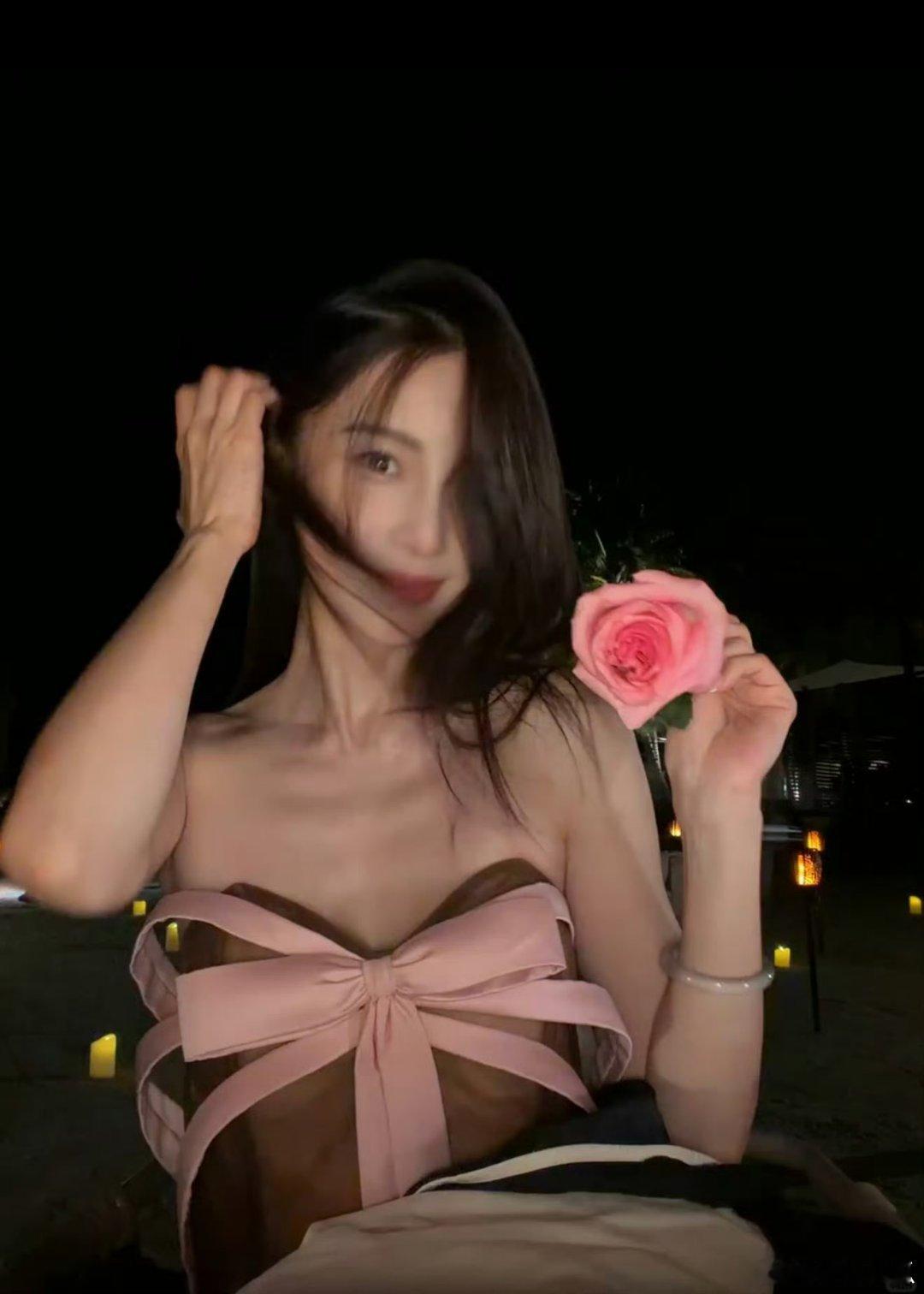 angelababy随手一撩就是神图angelababy瘦到肋骨清晰可见 你鼻姐