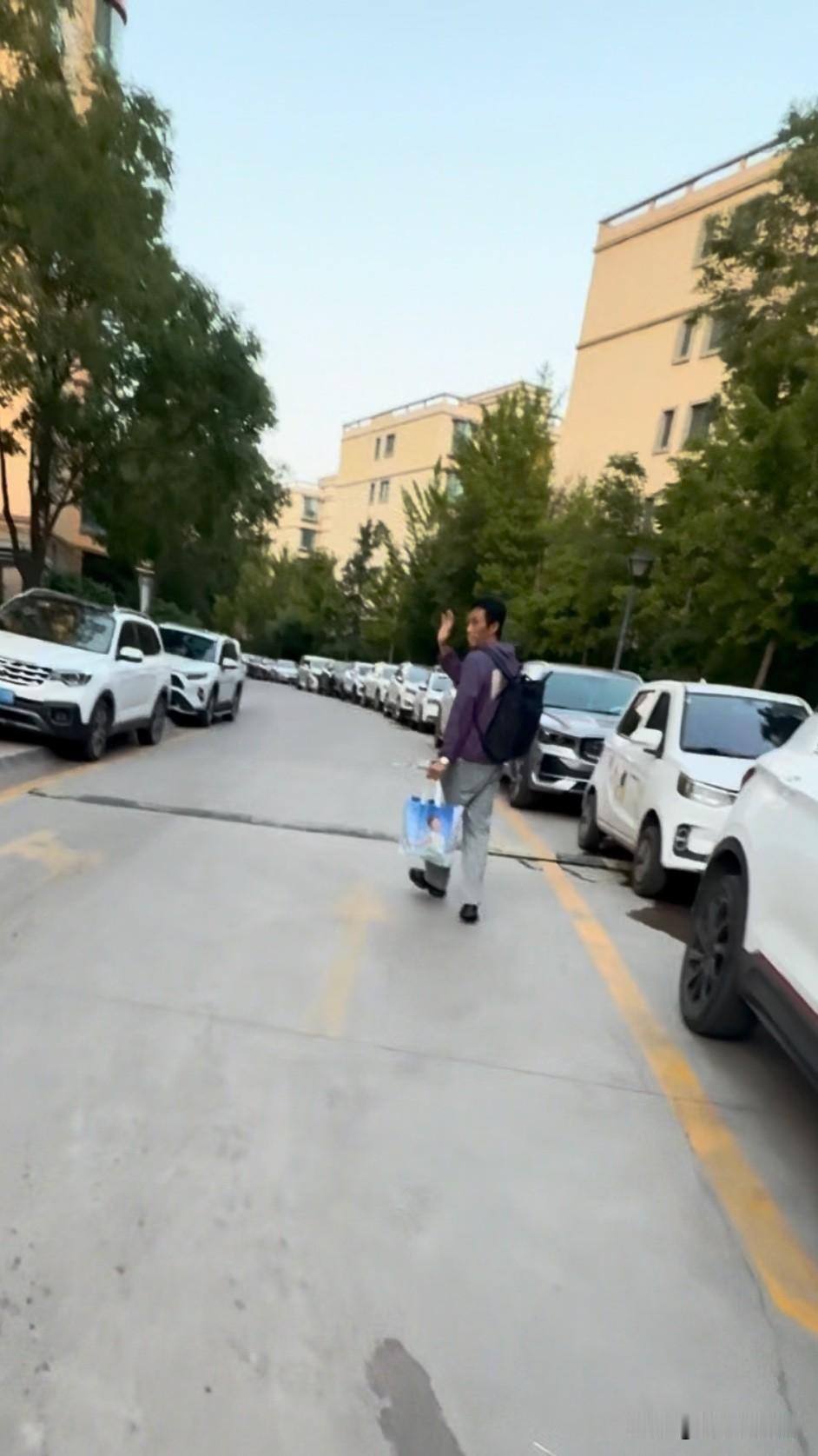大家看到菲爸一步三回头的离开我们，都落泪了，真的让我感动极了，真的是盼望着我们好