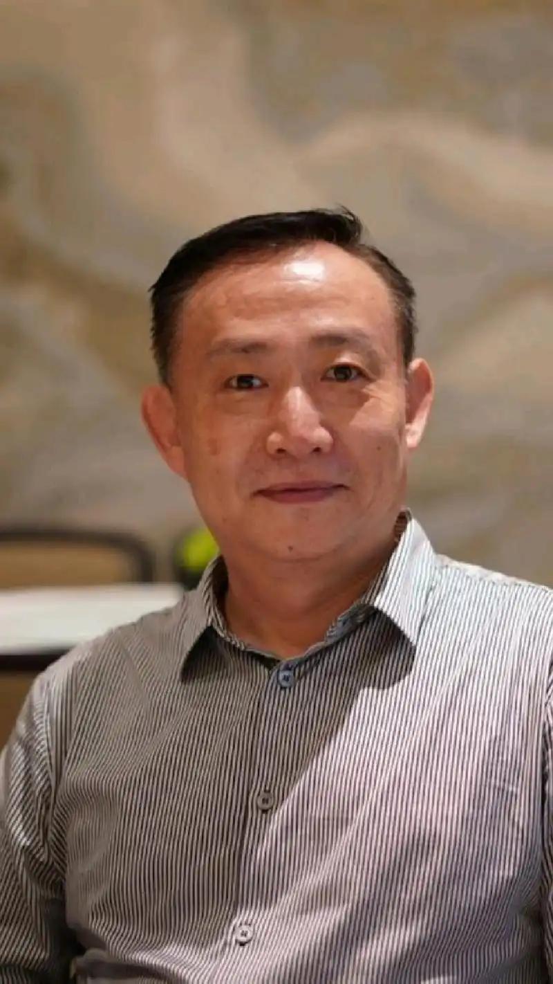 你以为美股这几年一路往上冲，靠的是美国经济有多硬？错了。卢麟元教授一句话捅破了这