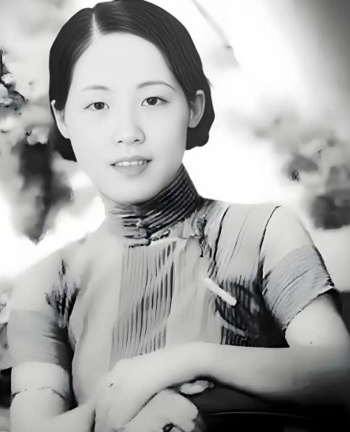 1925年，连生4女的董竹君，为圆丈夫儿子梦，冒死怀第5胎。她肚大肥圆，爱吃辣椒