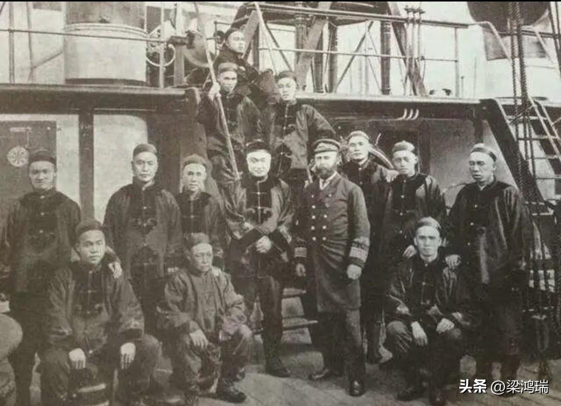 这张照片是北洋水师“致远”舰官兵在舰上的合影，拍摄于1893年左右，地点为“致远