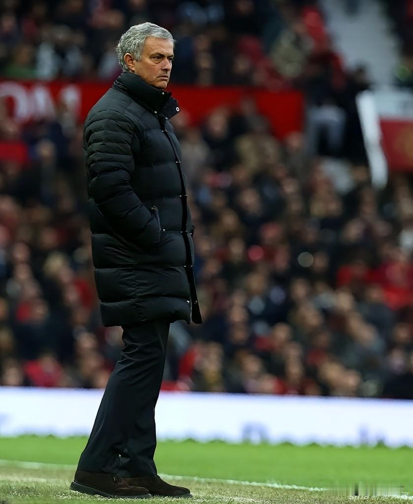 葡超榜首换人啦，现在三队之间就差 4 分，你说穆里尼奥还有机会不？

上周末的葡