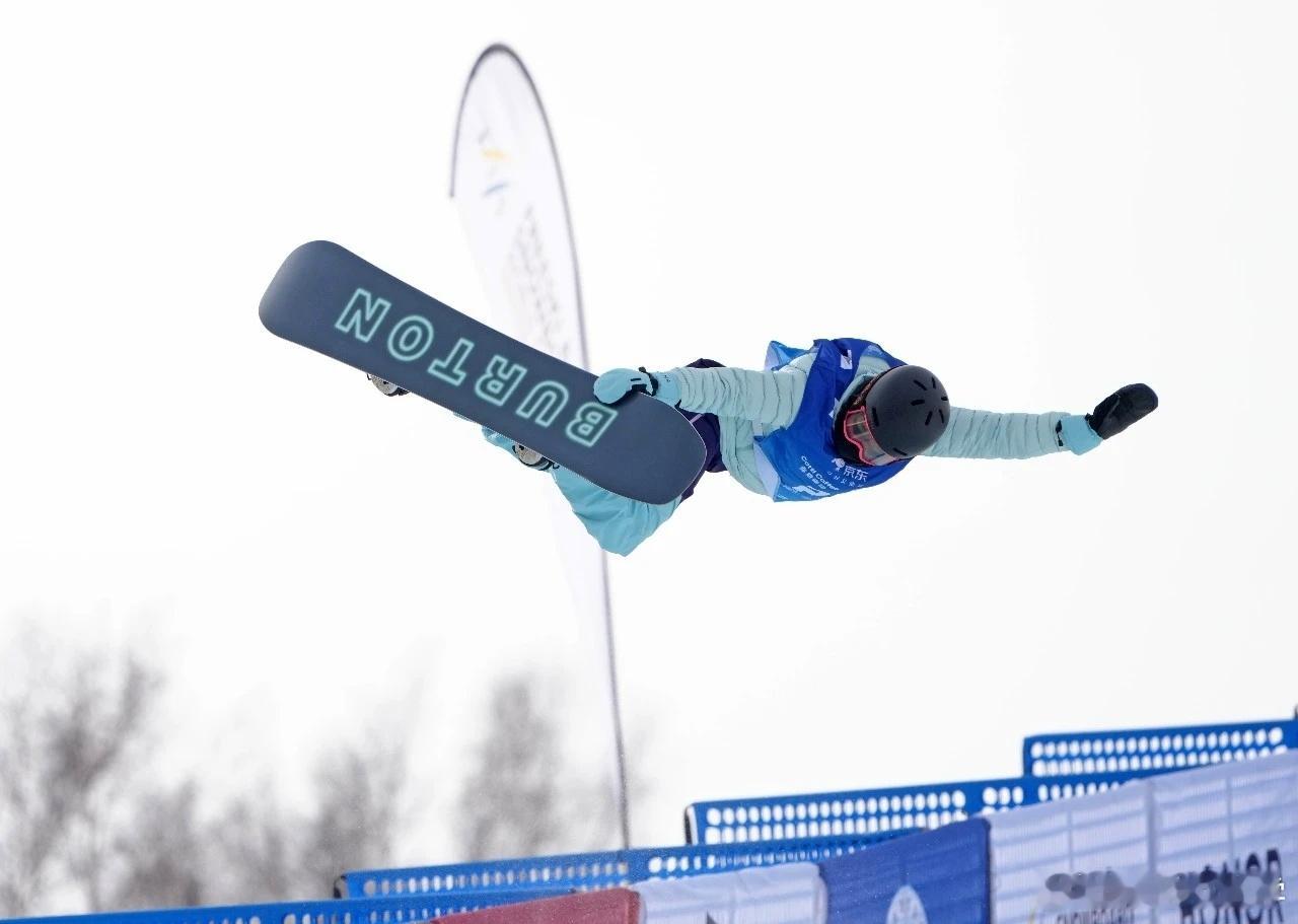 单板滑雪U型场地技巧世界杯崇礼站，女子资格赛取两轮滑行的最好成绩，三名中国选手晋