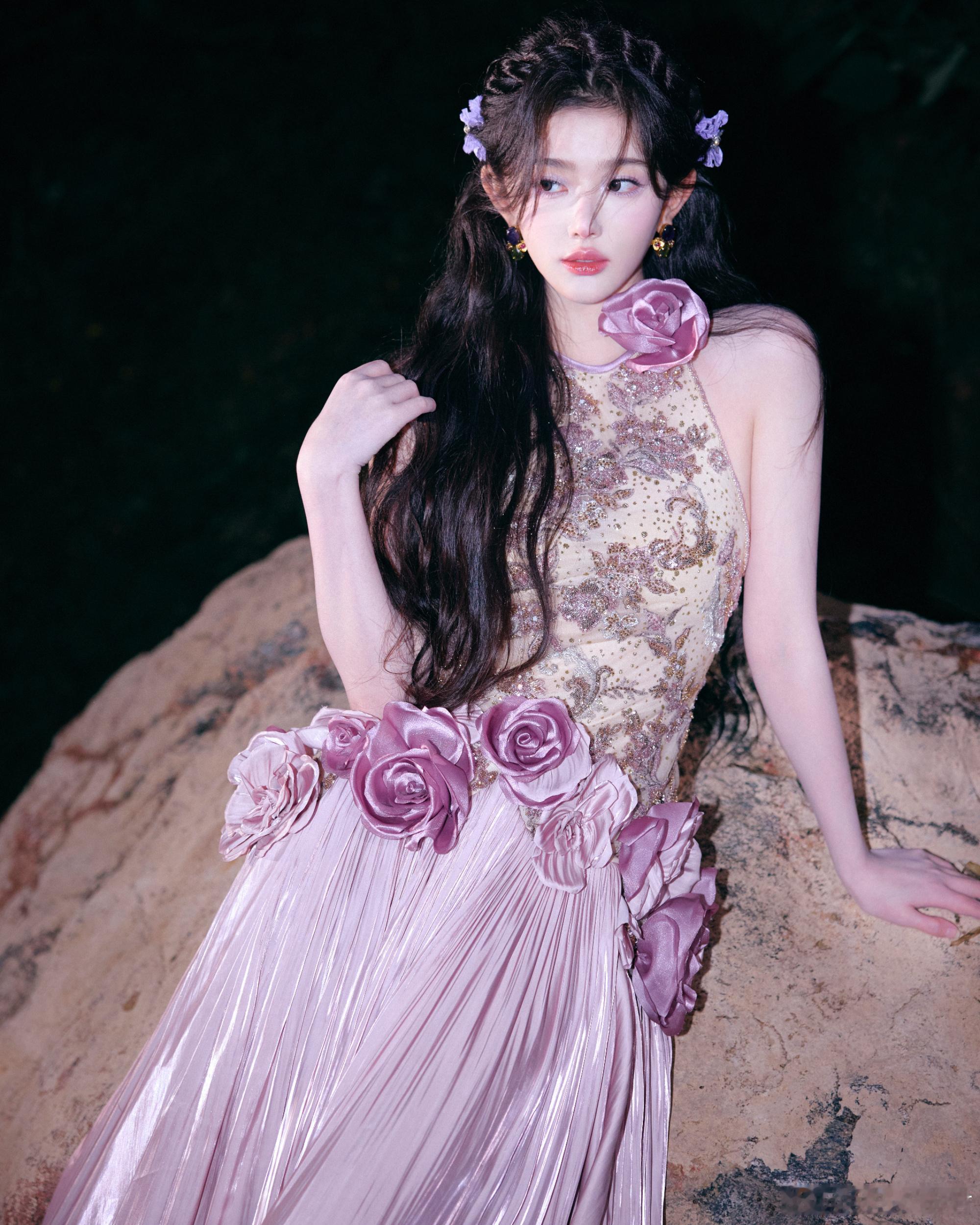 央视镜头下孔雪儿好温柔 央视的镜头终于拍出了孔雪儿十分之一的美！当她站在百花丛中