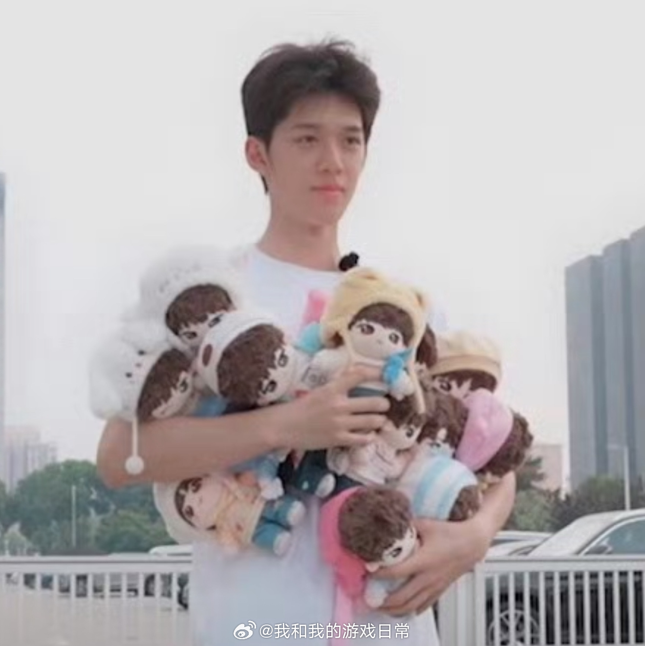官俊臣带娃就这样拖家带口，抱着一大堆小四四们的娃！这下成官娘子了！ 