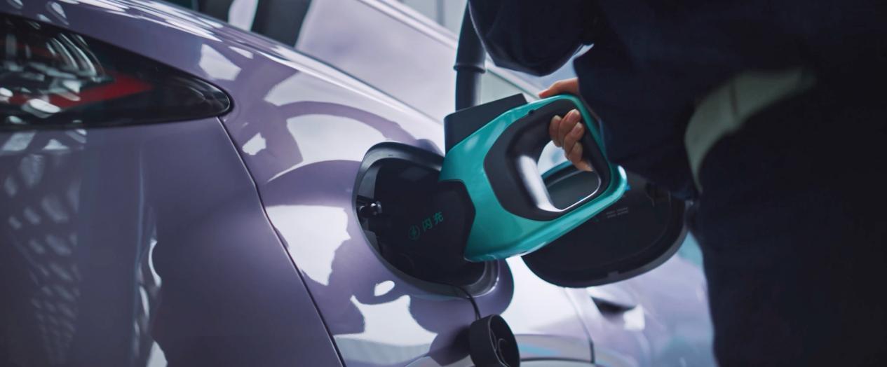 比亚迪这是要掀桌子了。宋Ultra EV预售15.5万起，说几个最实在的点：1.