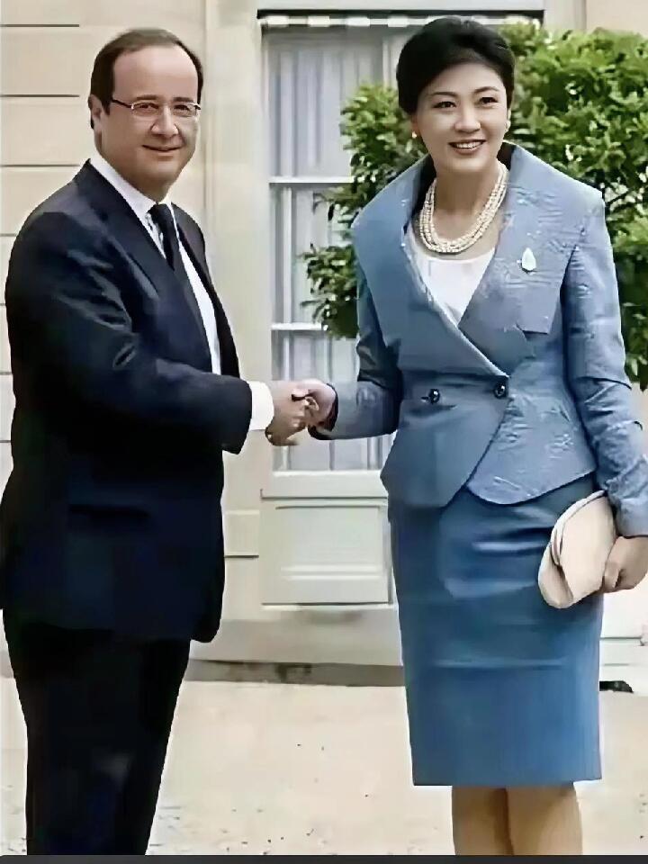 亚洲第一美人穿着一身浅蓝的西装套装，气质典雅，颜值无可挑剔。她是一位前无古人、后