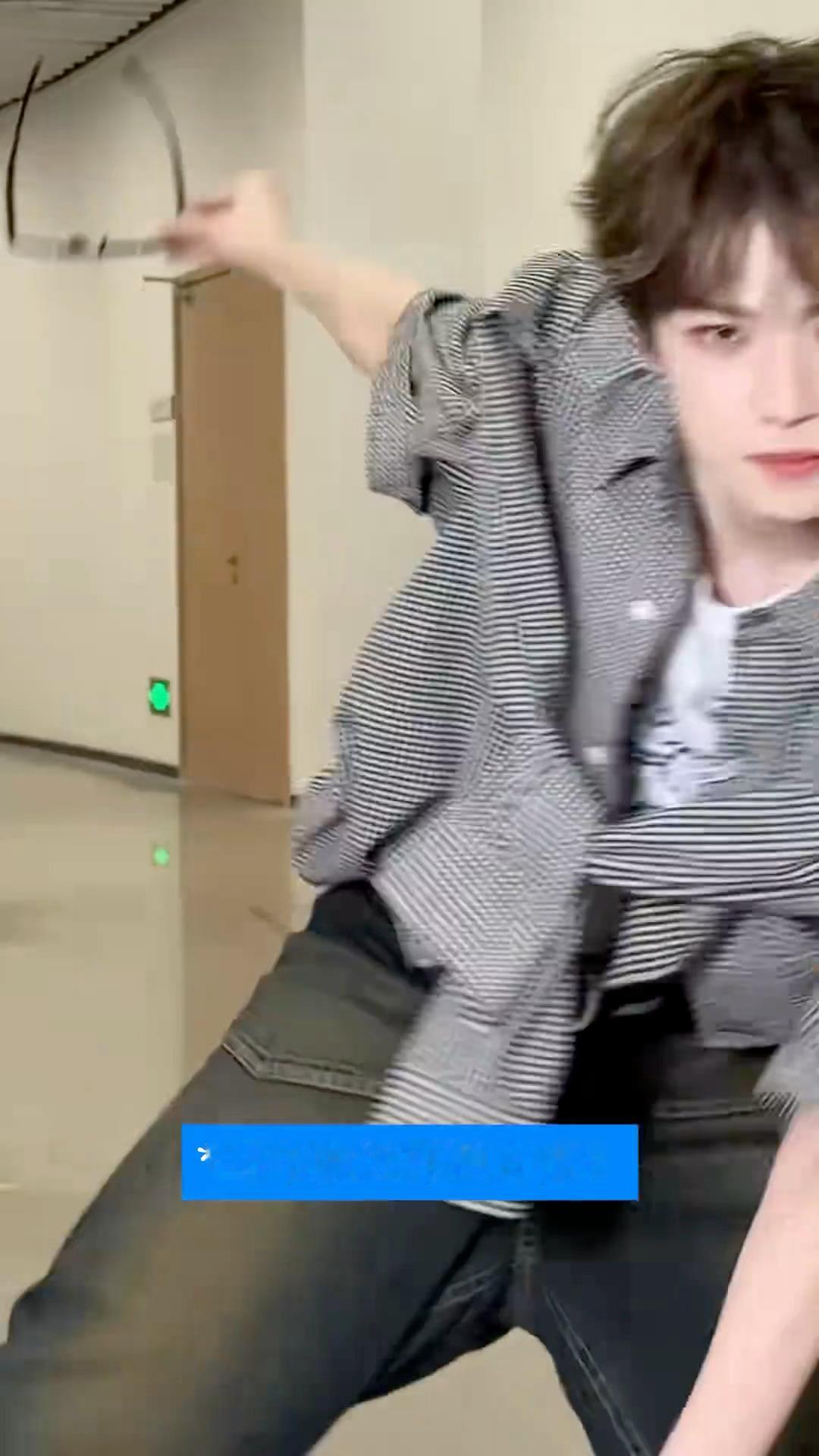 梓渝跳超人强进行曲迎财神 梓渝马年就这样迎财神营业，玩抽象的小渝啊哈哈哈😁 