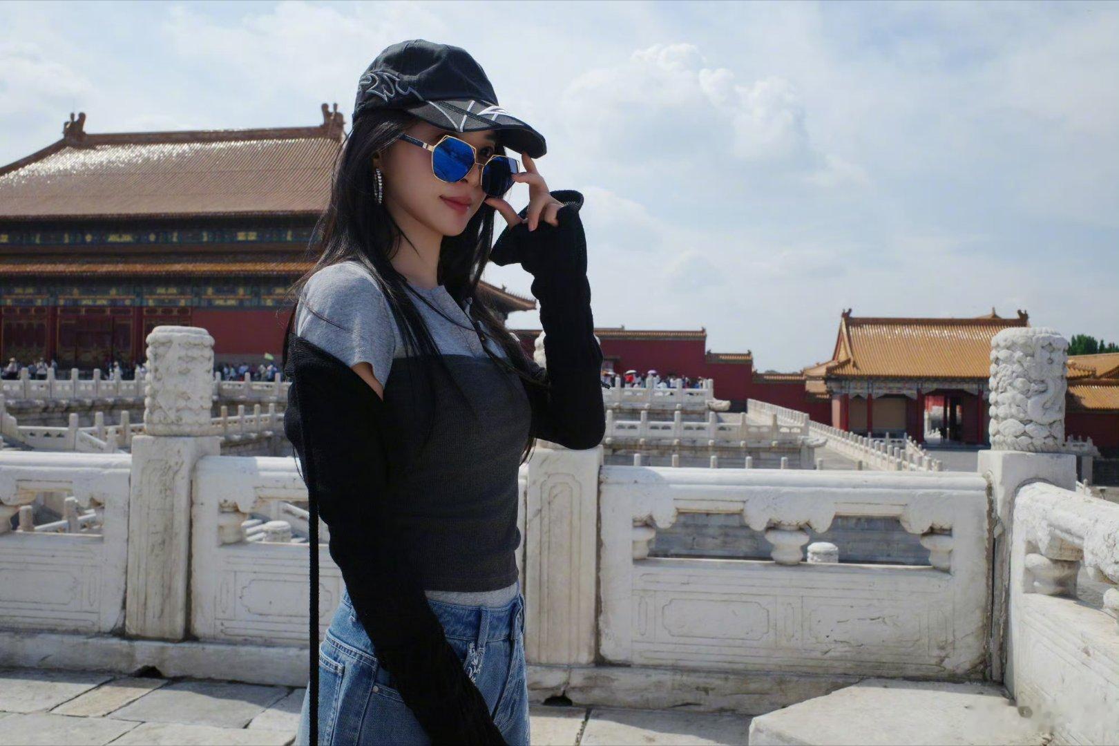 蔡依林故宫蔡依林这哪是45岁啊，在故宫红墙下溜达得像刚下课的大学生！别人逛故宫费