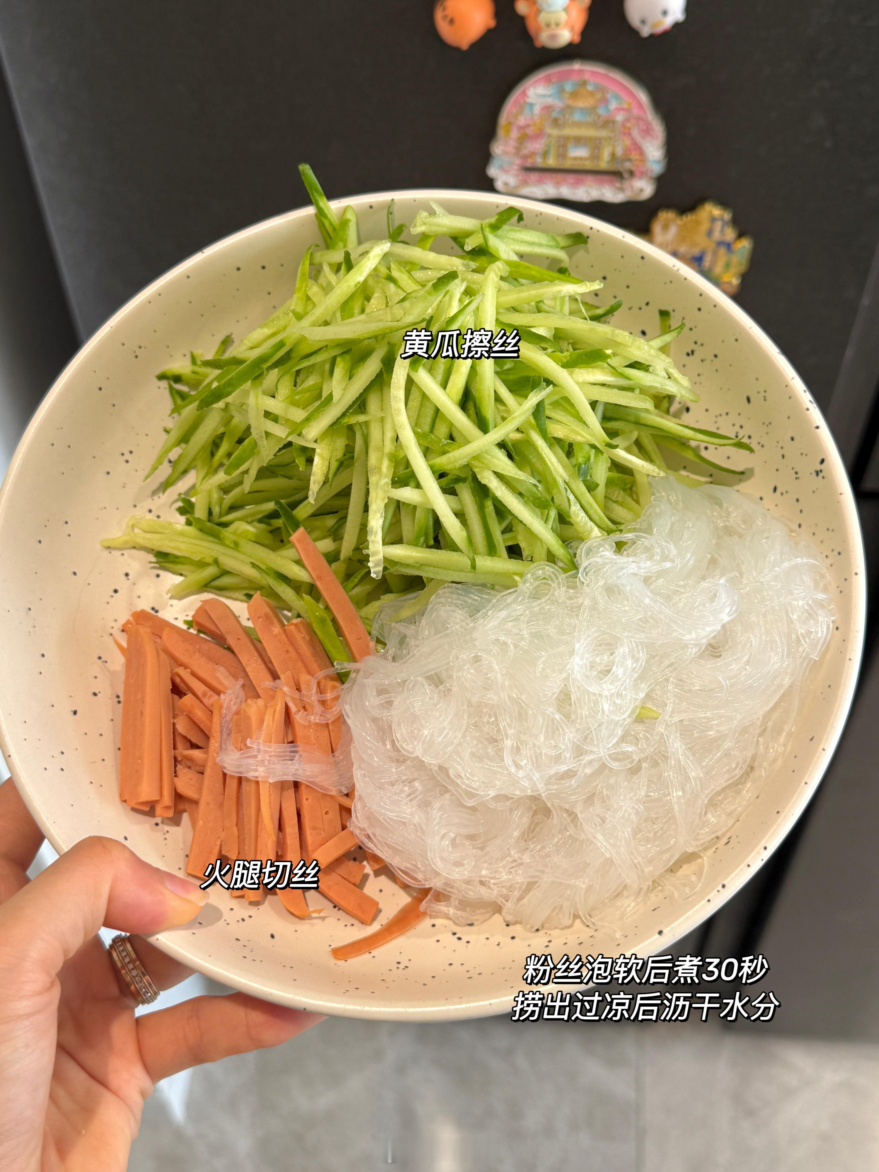 我家每年夏天餐桌上都会出现的芥末三丝。 ​​​