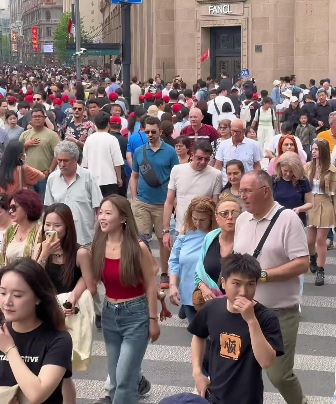 得益于单方面免签政策，中国近年来的入境旅游人数和收入都大增，还显著改善了中国的形
