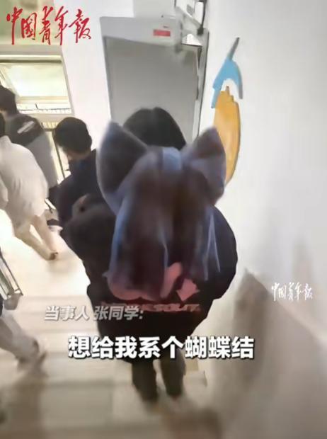 围巾一折，秒变头顶蝴蝶结！

走两步就被围观，手机镜头怼脸，排队求教程。

重庆