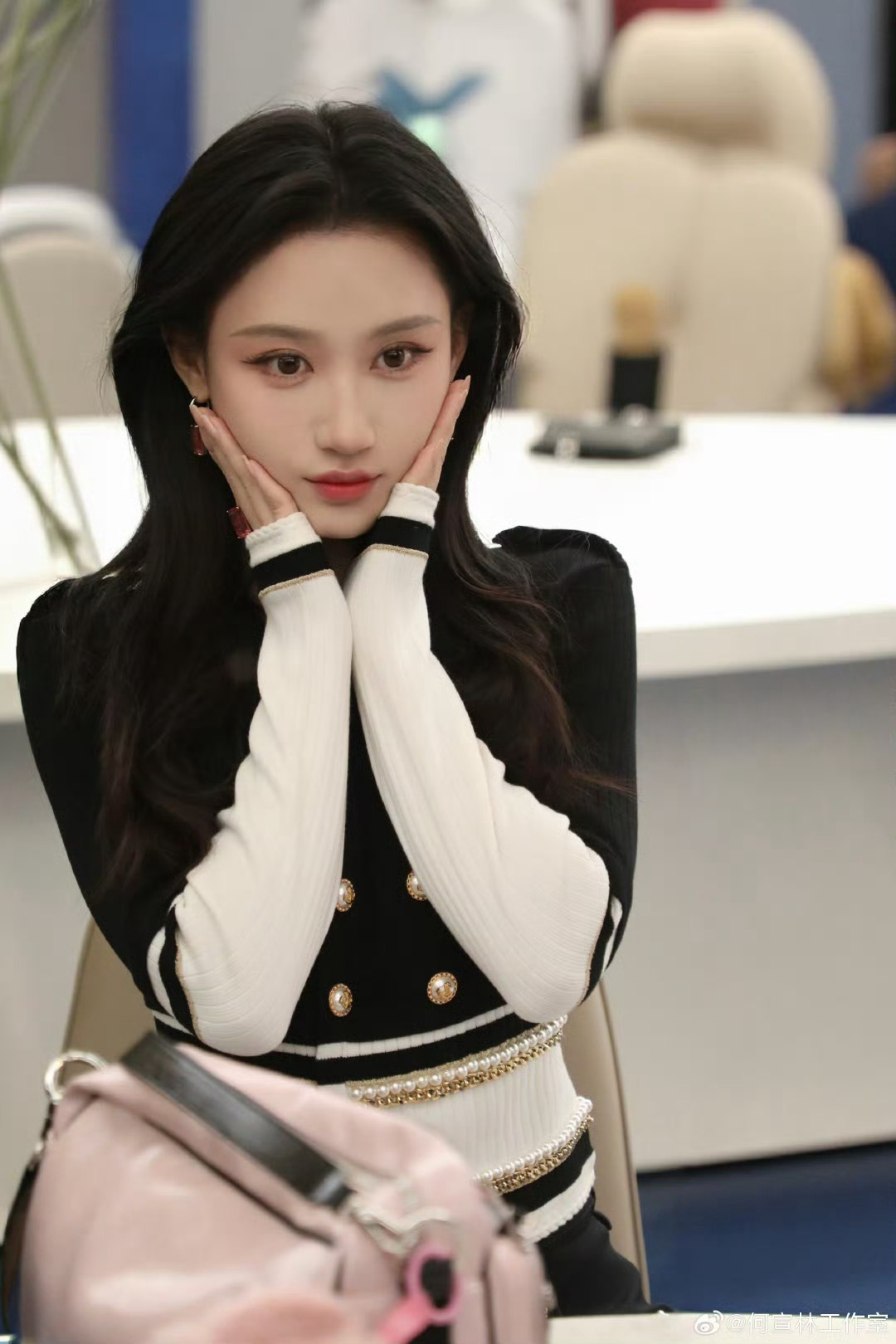 何宣林努力为自己拉票被努力营业的何宣林打动！真诚为自己拉票，舞台表现一直很亮眼，