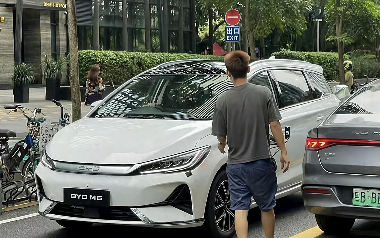 全新比亚迪M6路试谍照曝光，宋MAX换个前脸？
前脸酷似丰田大霸王（普瑞维亚），