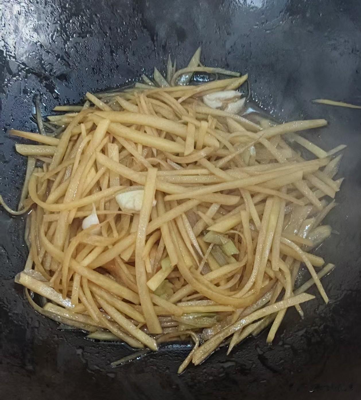 这家常土豆丝，酸辣可口，您能给打几分。

看图可知这刀功是真不怎么滴，粗细不一不
