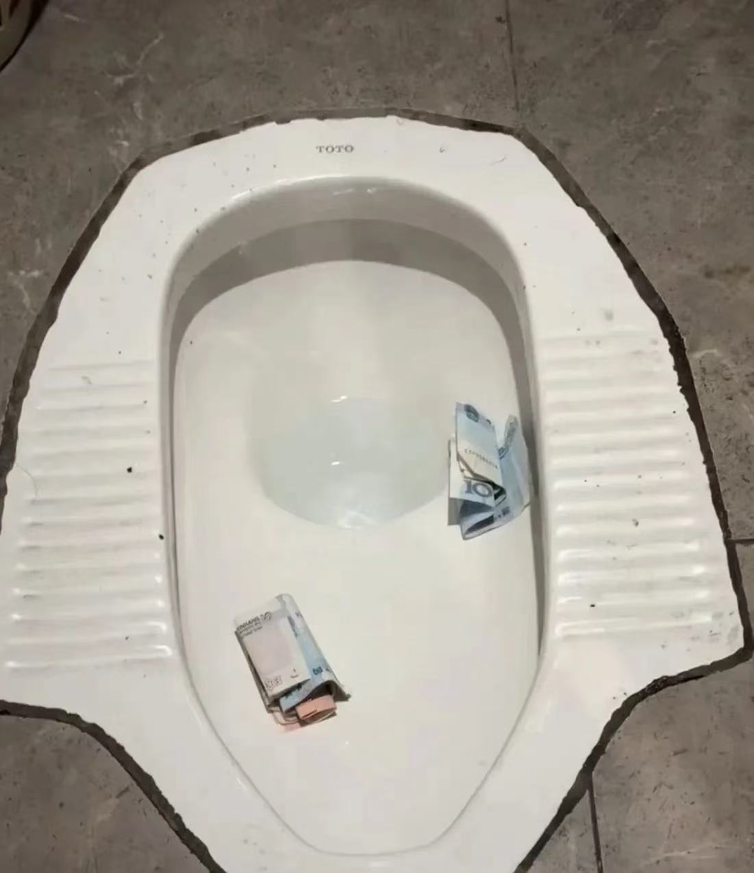 掏纸巾时不小心把口袋里的钱掉厕所里了，还要不要捡起来呢？好纠结！ 