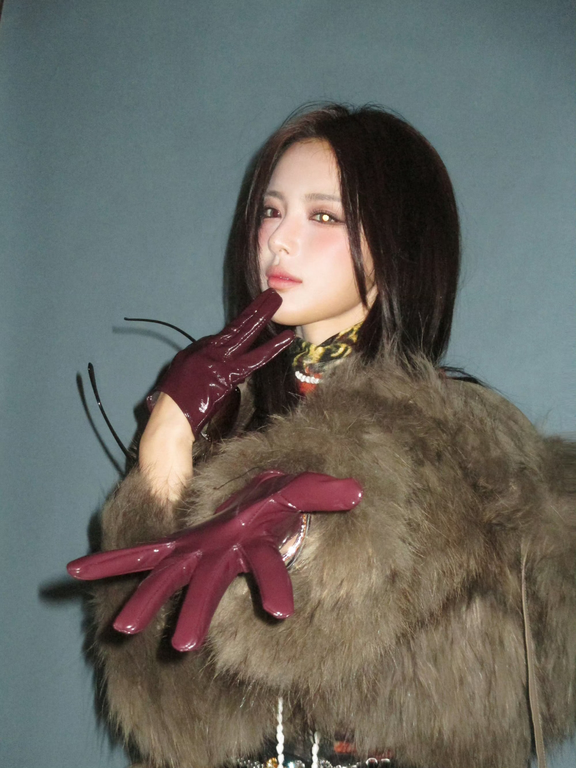 杨超越千禧辣妹妆 这组千禧辣妹妆造型鲨疯了！！皮草配豹纹又酷又媚，酒红色手套一戴