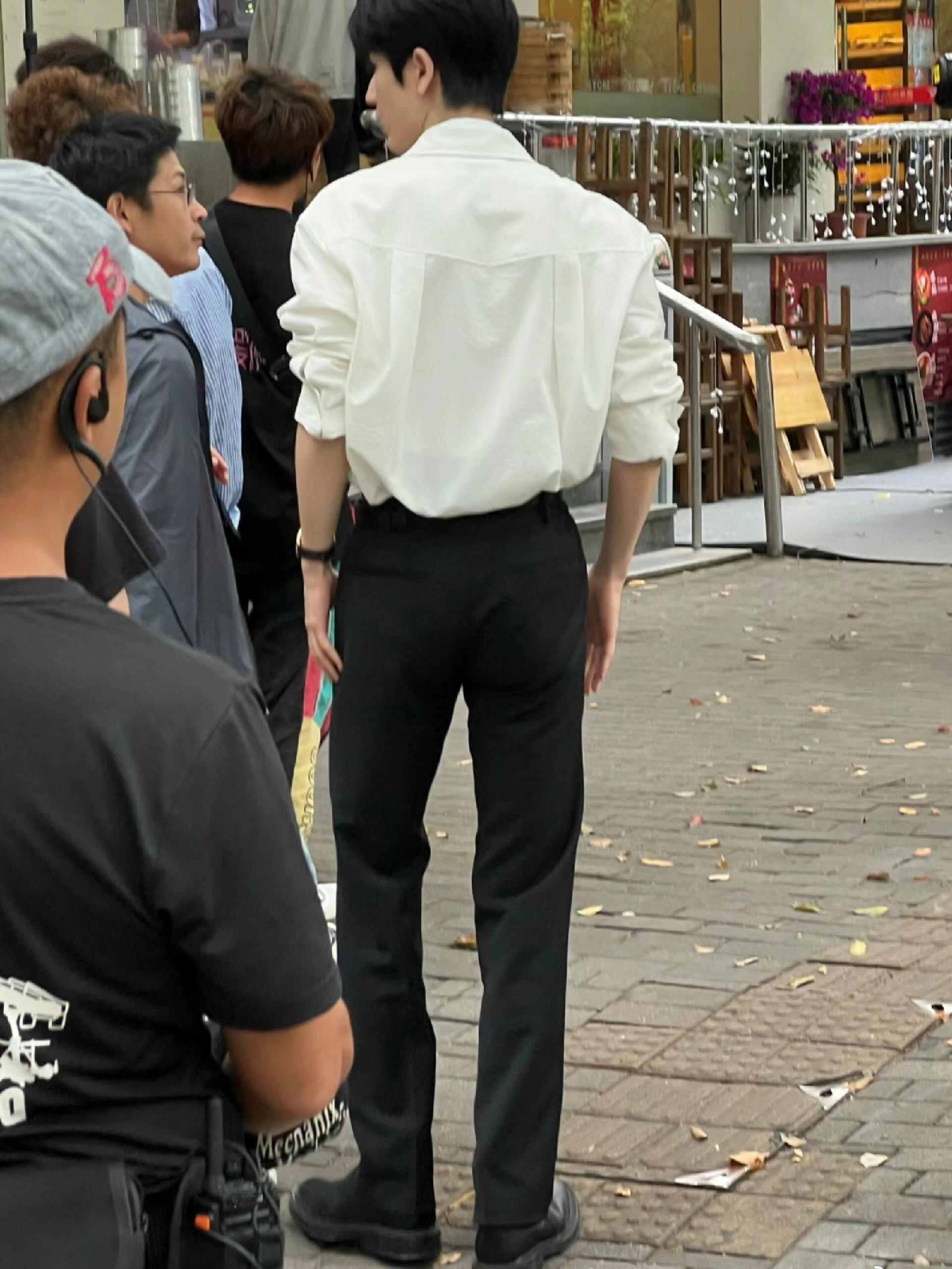 #张凌赫的腿长具象化了#我以为这么长的腿只会出现在动漫 我嘞个逆天漫画比例啊[老