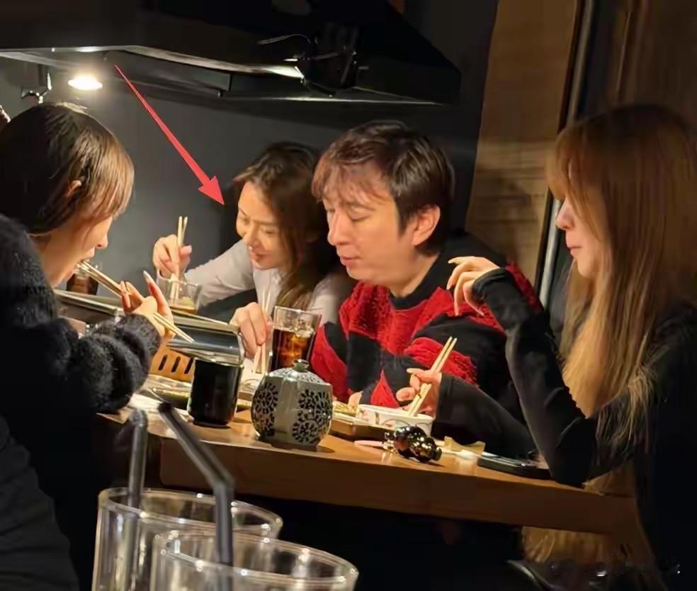 近日，王思聪用餐时被拍，那发际线确实有些尴尬。记得他年轻时发量颇丰，是个风度翩翩