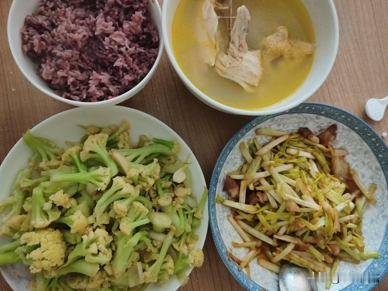高一生在家的午餐，土鸡汤，肉丝炒蒜黄，炒花菜，杂粮饭。

鸡汤好喝，肉也挺好吃！