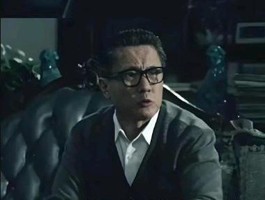 看了个段子。说解放时有个特务头子没赶上逃台的飞机，就地伪装成货郎潜伏。他日常故意