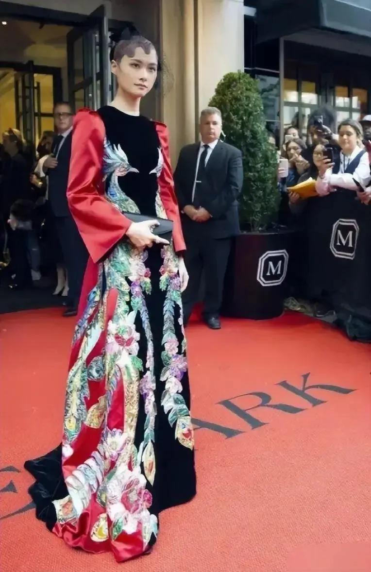 李宇春的国际范儿！孔雀裙与“铜钱头”完美演绎惊艳红毯

李宇春，一个充满创意和个