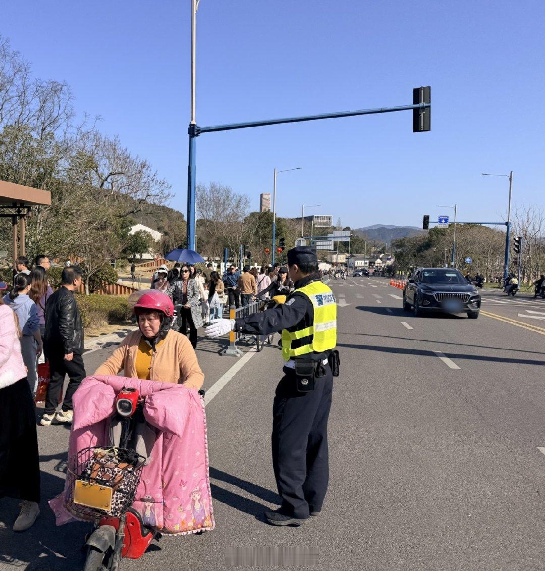 宁波东钱湖交警硬核缓堵护88万游客出行 2026年春节九天假期，东钱湖累计接待游