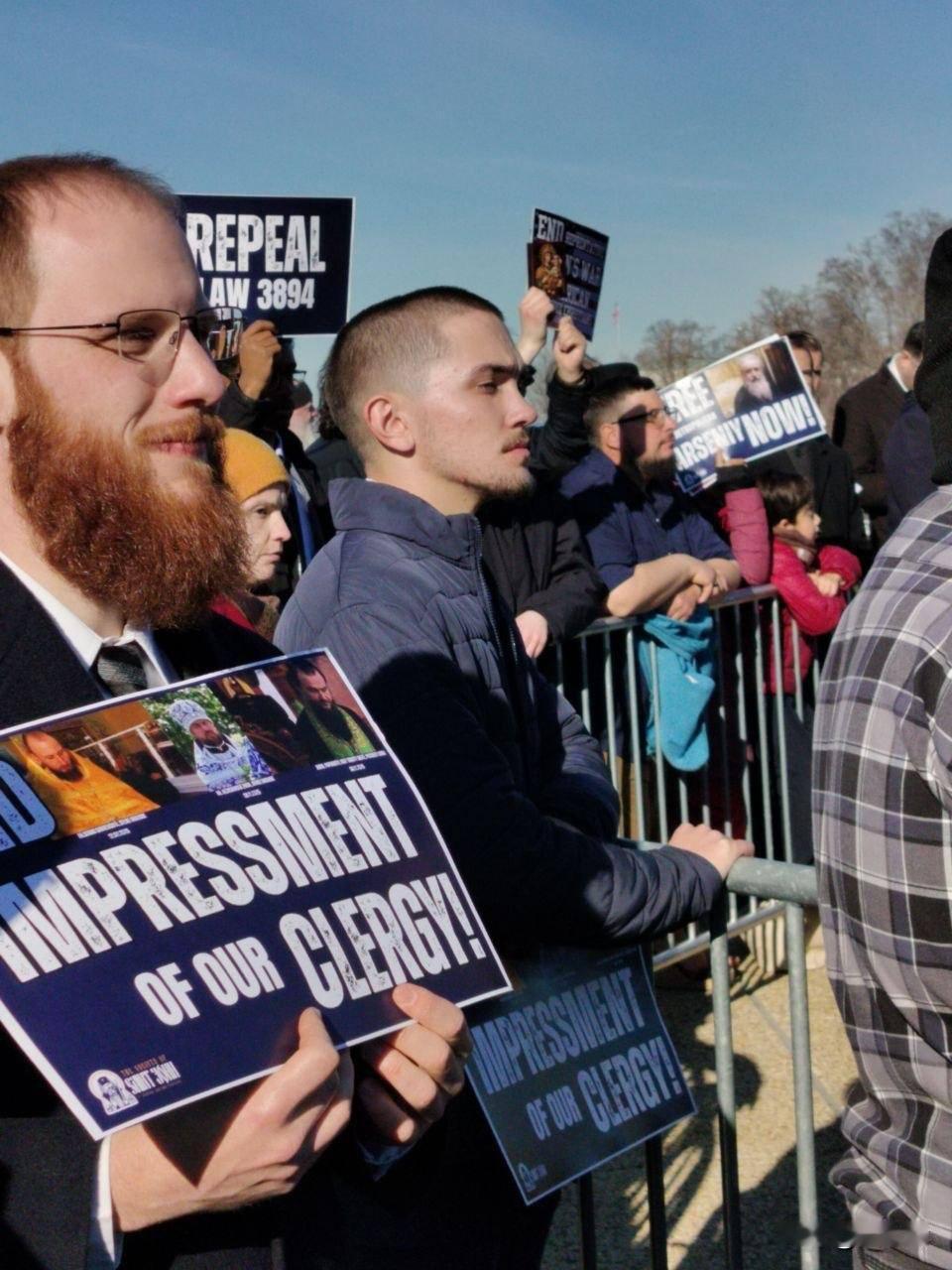 美国东正教徒在国会大厦前集会

12月16日，在华盛顿国会大厦和白宫附近举行了一