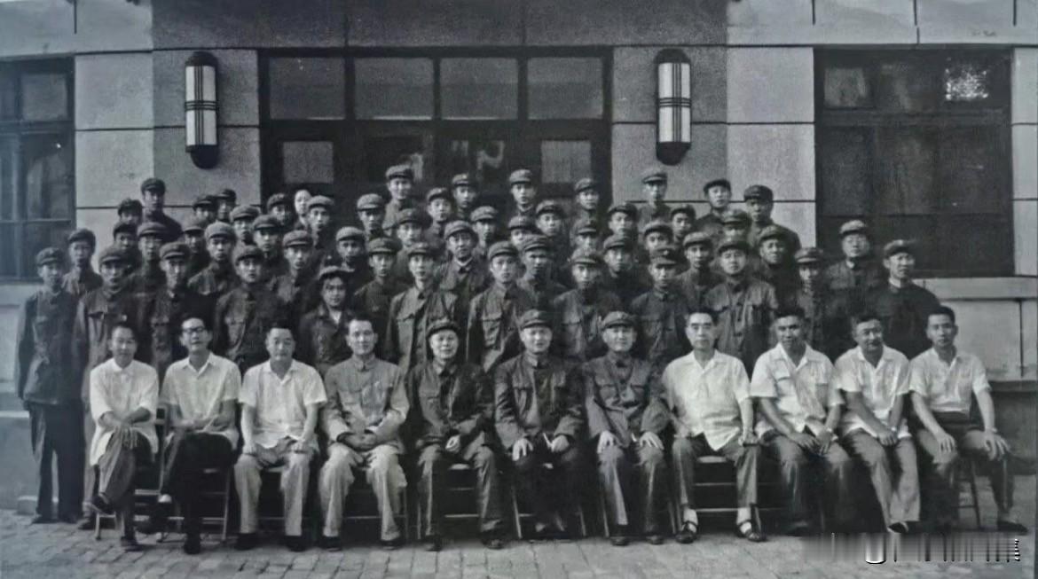 1965年夏，周恩来总理在结束对巴基斯坦和坦桑尼亚的访问后，归国途中首次乘坐中国