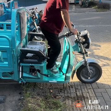 这玩意能踩断了我是不信的，几千块钱的三轮车随便你怎么折腾，哪怕站起来发疯一样的猛
