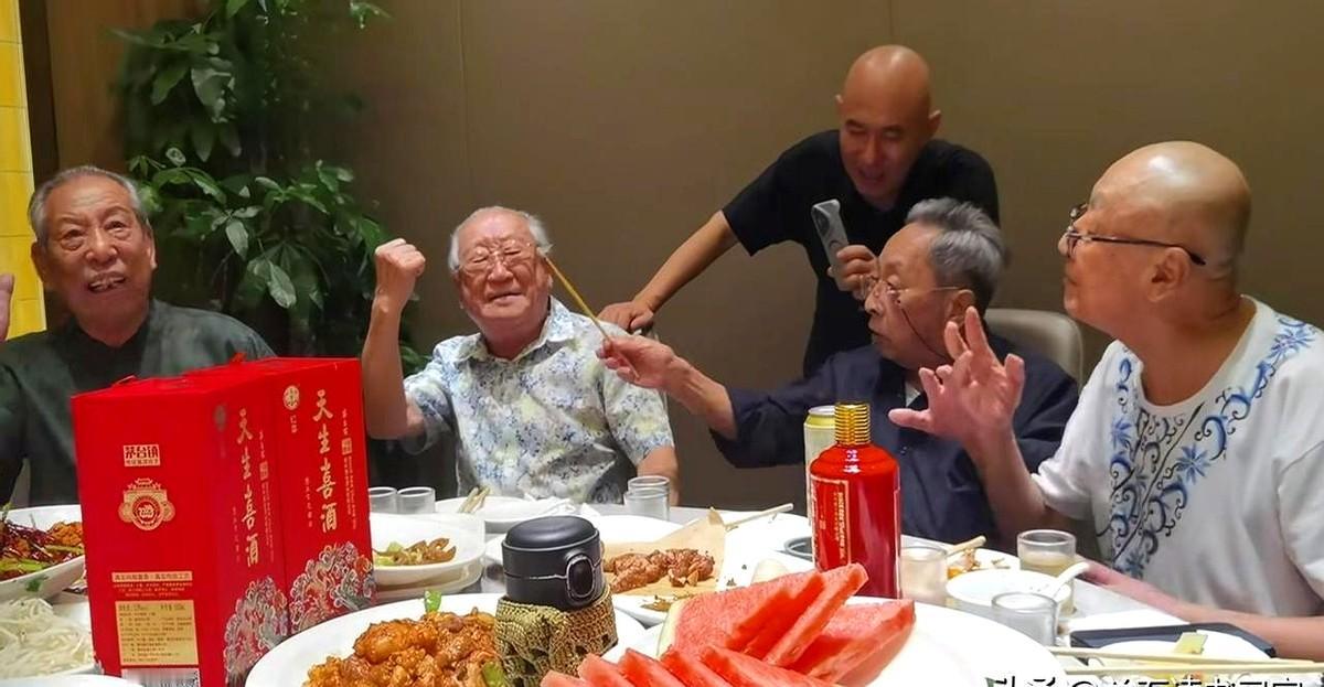 刚刷到这段宴会里的视频，4位老先生一同开口，气氛一下就活了。
李伯祥已是88岁，