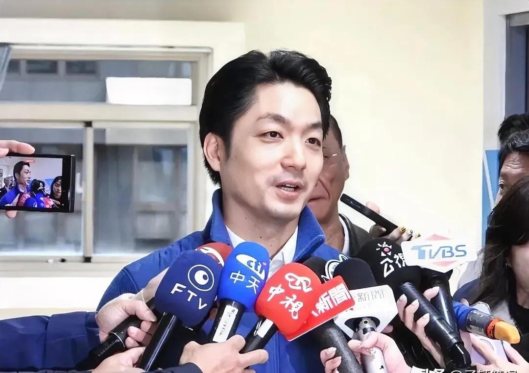 台北市长蒋万安整天对两岸问题提“尊严”，老蒋的铜像被人拆除、泼红漆你的尊严在哪里