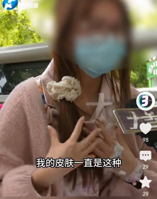 郑州24岁女子小丽（化名）做丰胸手术后，胸部僵硬刺痛、腰无法直立。
 
她找院方